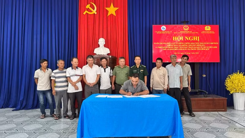Ngư dân ký cam kết tham gia Phong trào "Toàn dân tham gia bảo vệ chủ quyền lãnh thổ, an ninh biên giới quốc gia trong tình hình mới" theo Chỉ thị số 01 của Thủ tướng Chính phủ. (Ảnh: Thùy Dung)