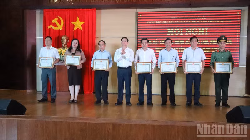Bí thư Tỉnh ủy Đắk Lắk Nguyễn Đình Trung tặng Bằng khen của Ủy ban nhân dân tỉnh cho các tập thể có thành tích xuất sắc trong phong trào cả nước chung tay xóa nhà tạm, nhà dột nát trên địa bàn tỉnh năm 2025.