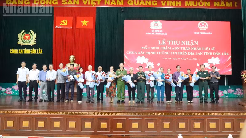 Đại tá Trần Bình Hưng, Phó Giám đốc Công an tỉnh Đắk Lắk và đại diện các sở, ngành tặng quà cho thân nhân các liệt sĩ tại chương trình.
