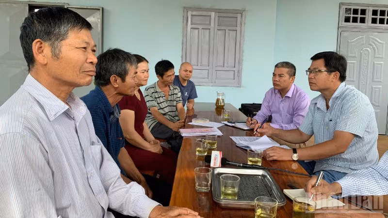 Các hộ dân bức xúc phản ảnh với phóng viên Báo Nhân Dân.