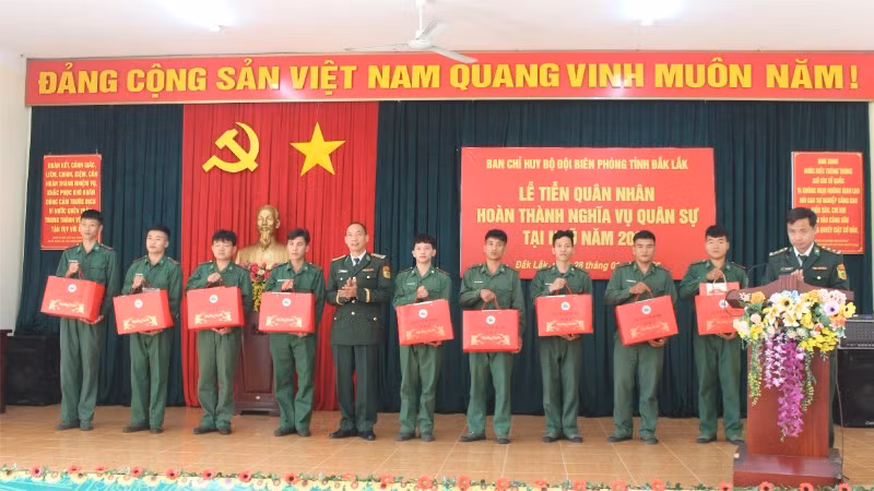 Đại tá Nguyễn Công Tuấn trao quà tặng các quân nhân hoàn thành nghĩa vụ quân sự.