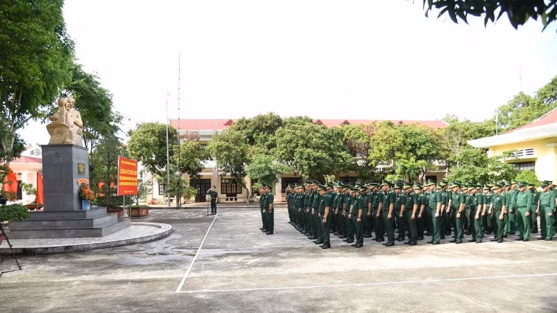 Lãnh đạo và cán bộ, chiến sĩ cơ quan Ban Chỉ huy Bộ đội Biên phòng tỉnh Đắk Lắk dâng hoa trước tượng đài Bác Hồ với chiến sĩ Biên phòng.