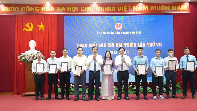 Lãnh đạo thành phố Huế trao giải Nhất - Giải Báo chí Hải Triều lần thứ VII cho các tác giả, nhóm tác giả.