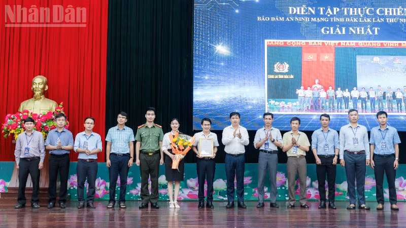 Bí thư Tỉnh ủy Đắk Lắk Lương Nguyễn Minh Triết trao giải Nhất diễn tập cho Đội Gành Đá Đĩa.