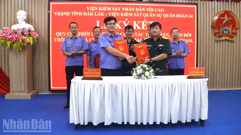 Đại diện Viện kiểm sát Quân đoàn 34 và Viện kiểm sát nhân dân tỉnh Đắk Lắk ký kết quy chế phối hợp.