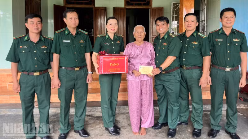 Đoàn công tác Ban Chỉ huy Bộ đội Biên phòng tỉnh Đắk Lắk thăm, tặng quà Mẹ Việt Nam Anh hùng Lê Thị Tha tại xã Ô Loan.