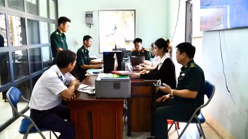Đoàn công tác kiểm tra tại Trạm Kiểm soát Biên phòng Đà Rằng.