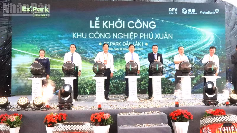 Bí thư Tỉnh ủy Đắk Lắk Lương Nguyễn Minh Triết và các đại biểu ấn nút khởi công dự án Khu Công nghiệp Phú Xuân (Ez.Park Đắk Lắk I). 