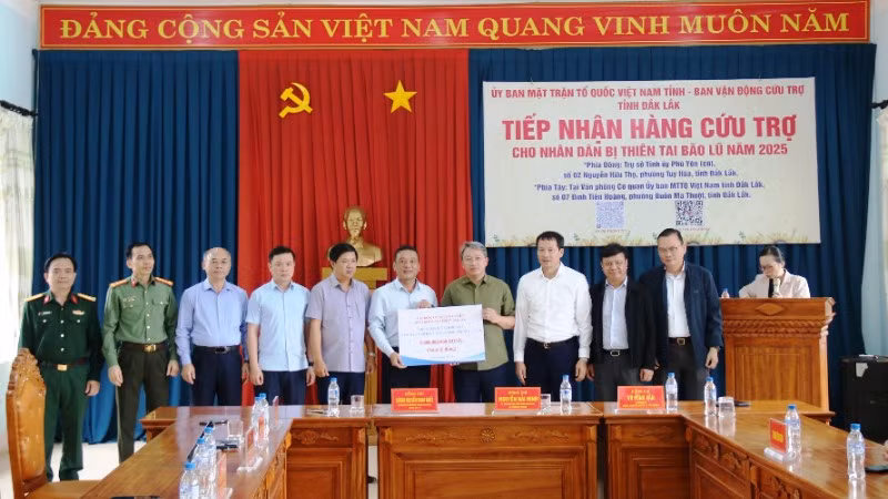 Các đồng chí nguyên Ủy viên Ban Thường vụ Tỉnh ủy Đắk Lắk trao hỗ trợ 5 tỷ đồng cho tỉnh Đắk Lắk khắc phục hậu quả lũ lụt. (Ảnh: BÁ LỤC)
