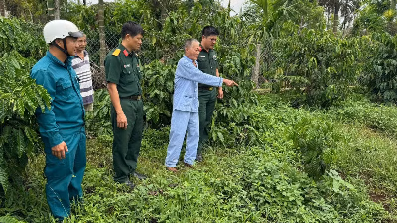 Ông Võ Văn Chương, trú tại thôn Phước Trạch 1, xã Ea Phê chỉ vị trí phát hiện các mảnh xương. 
