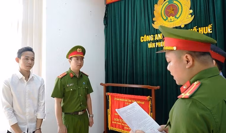Văn phòng Cơ quan Cảnh sát điều tra đọc lệnh khởi tố vụ án, khởi tố bị can bắt tạm giam đối với Nguyễn Kim Tuấn.