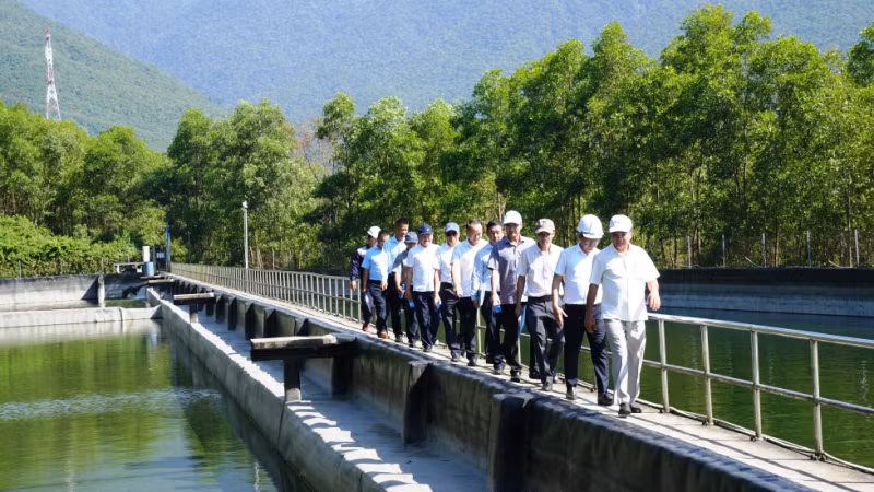 Đoàn công tác của Ủy ban nhân dân thành phố khảo sát tại Nhà máy nước Chân Mây.
