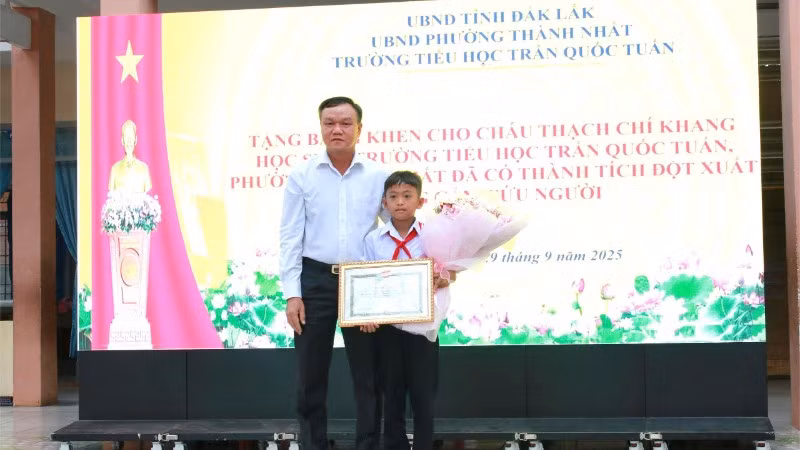 Phó Chủ tịch Ủy ban nhân dân tỉnh Đắk Lắk Đào Mỹ trao tặng Bằng khen cho em Thạch Chí Khang.