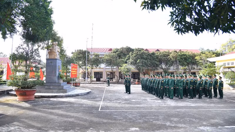 Cán bộ, chiến sĩ Ban Chỉ huy Bộ đội Biên phòng tỉnh Đắk Lắk dâng hoa Chủ tịch Hồ Chí Minh.