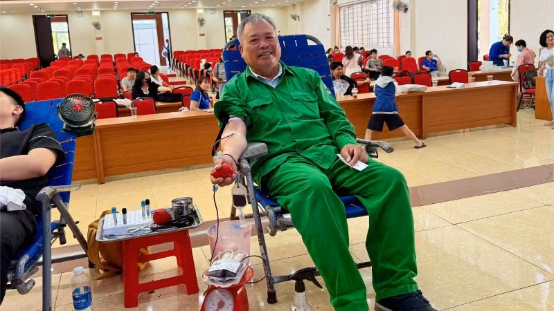 Một tình nguyện viên lớn tuổi tham gia hiến máu tại chương trình. 