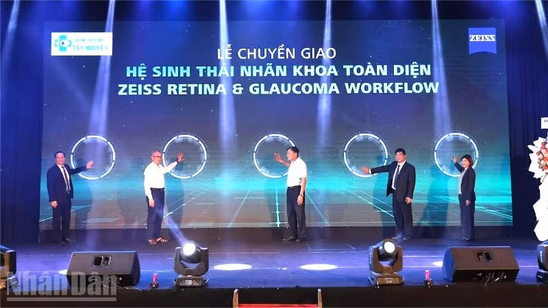 Các đồng chí lãnh đạo Ủy ban nhân dân tỉnh Đắk Lắk, Sở Y tế, phường Buôn Ma Thuột và Bệnh viện Mắt Tây Nguyên nhấn nút chuyển giao hệ sinh thái nhãn khoa toàn diện.