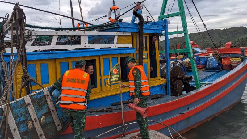 Cán bộ, chiến sĩ Đồn Biên phòng Xuân Hòa tuyên truyền, kêu gọi ngư dân không ra khơi trong thời điểm nguy hiểm.