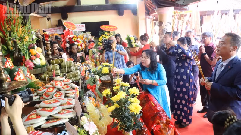 Các đồng chí lãnh đạo tỉnh Đắk Lắk dâng hương tưởng niệm các Vua Hùng.