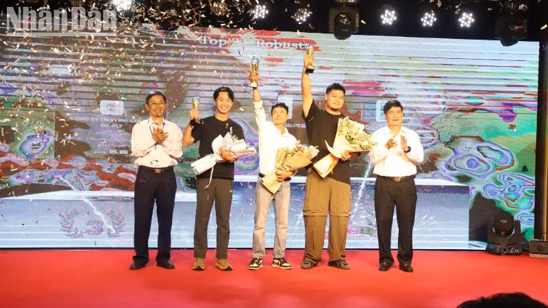 Phó Chủ tịch Ủy ban nhân dân tỉnh Đắk Lắk Nguyễn Thiên Văn và ông Trịnh Đức Minh, Chủ tịch Hiệp hội Cà-phê Buôn Ma Thuột trao giải TOP 3 cho cà-phê Robusta.