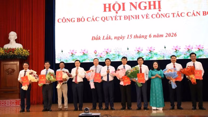 Lãnh đạo Tỉnh ủy Đắk Lắk trao quyết định và tặng hoa chúc mừng các đồng chí lãnh đạo các sở, ngành được điều động, bổ nhiệm trong đợt này.
