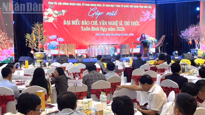 Phó Bí thư Thường trực Tỉnh ủy, Chủ tịch Hội đồng nhân dân tỉnh Đắk Lắk Cao Thị Hòa An phát biểu tại buổi gặp mặt.