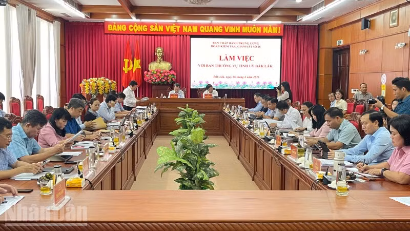 Quang cảnh buổi làm việc.
