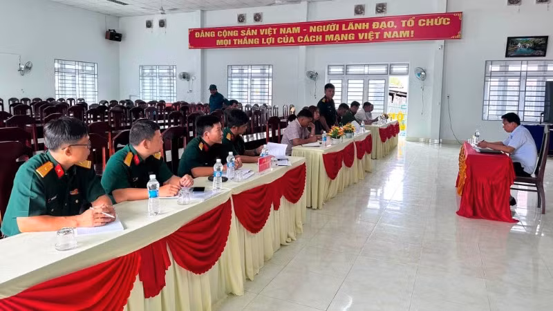 Ủy ban nhân dân xã Tây Sơn làm việc với các phòng, ban chức năng, Ban Chỉ huy Quân sự xã và Công an xã về công tác chuẩn bị các nội dung khai quật mộ liệt sĩ trên địa bàn.