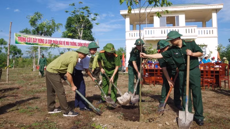 Đại tá Nguyễn Minh Tuyên, Phó Chỉ huy trưởng Ban Chỉ huy Bộ đội Biên phòng tỉnh Đắk Lắk cùng lãnh đạo chính quyền xã Buôn Đôn và đại diện lãnh đạo các đơn vị lực lượng vũ trang trên địa bàn trồng cây sau buổi lễ phát động.