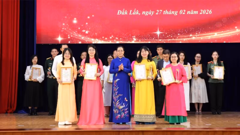 Đồng chí Huỳnh Thị Chiến Hòa, Phó Bí thư Tỉnh ủy Đắk Lắk, Trưởng Ban Tổ chức trao giải A cho các tác giả và nhóm tác giả đoạt giải.