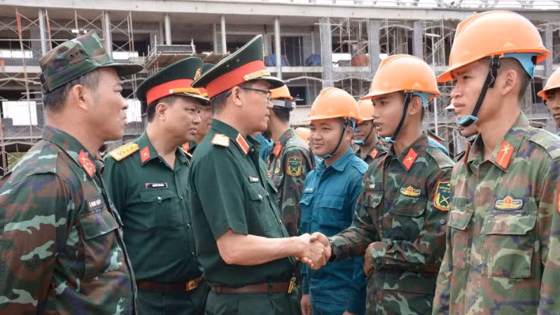 Chính ủy Quân khu 5, Thiếu tướng Lương Đình Chung thăm hỏi, động viên cán bộ, chiến sĩ tăng cường, hỗ trợ xây dựng Trường nội trú liên cấp tiểu học - trung học cơ sở xã biên giới tỉnh Đắk Lắk.
