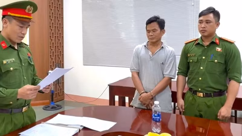 Cơ quan điều tra tiến hành tống đạt các quyết định tố tụng đối với tài xế Hoàng Văn Thanh.
