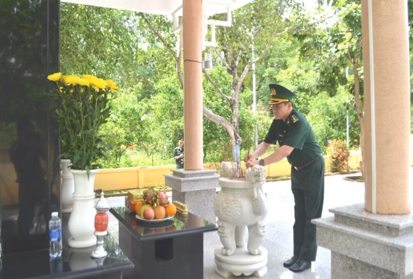 Đoàn công tác đến dâng hương tưởng niệm các anh hùng liệt sĩ hy sinh tại khu vực Đồn Biên phòng Sêrêpốk.