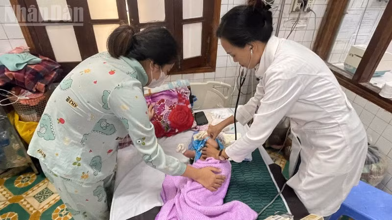 Các bác sĩ Bệnh viện Sản Nhi tỉnh Đắk Lắk, phường Tuy Hòa chăm sóc sức khỏe cho nhân dân trong những ngày lũ lịch sử vừa qua.