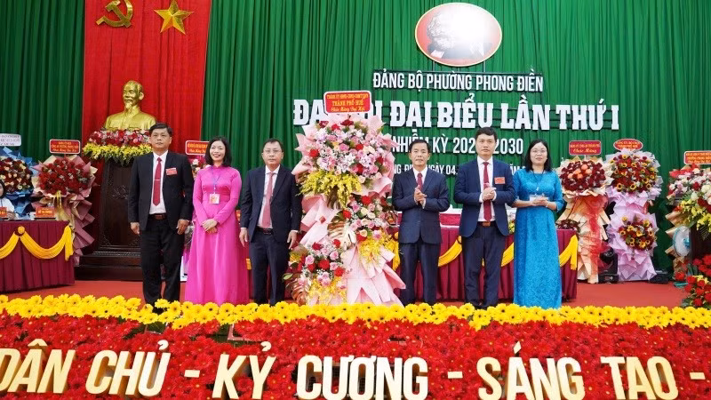 Lãnh đạo thành phố Huế tặng hoa chúc mừng Đại hội đại biểu Đảng bộ phường Phong Điền lần thứ nhất.