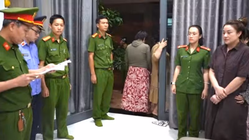 Cơ quan Cảnh sát điều tra, Công an tỉnh Đắk Lắk thi hành lệnh bắt giữ 2 đối tượng lừa đảo.