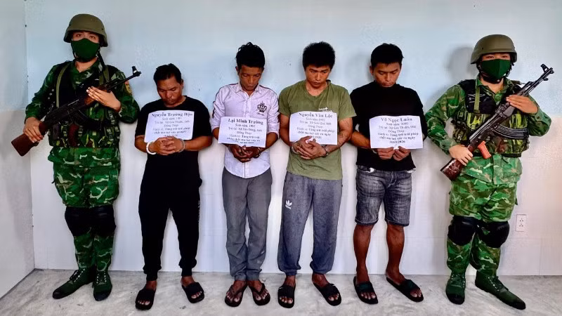 Các đối tượng bị bắt giữ tại Đồn Biên phòng Hòa Hiệp Nam.