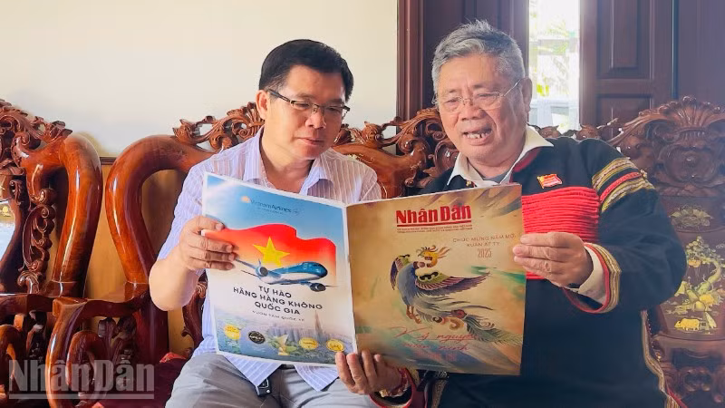 Báo Nhân Dân đến với các già làng, người có uy tín ở các buôn làng tỉnh Đắk Lắk.