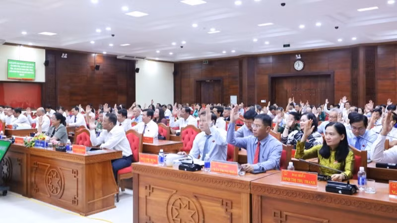 Các đại biểu Hội đồng nhân dân tỉnh Đắk Lắk biểu quyết thông qua các nghị quyết kỳ họp. (Ảnh: MINH HUỆ)