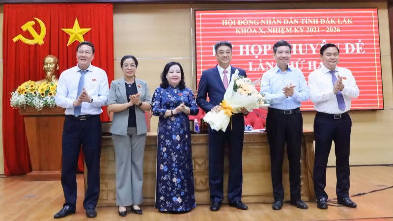 Lãnh đạo Tỉnh ủy, Hội đồng nhân dân, Ủy ban nhân dân tỉnh Đắk Lắk tặng hoa chúc mừng đồng chí Từ Thái Giang. (Ảnh: Minh Huệ)