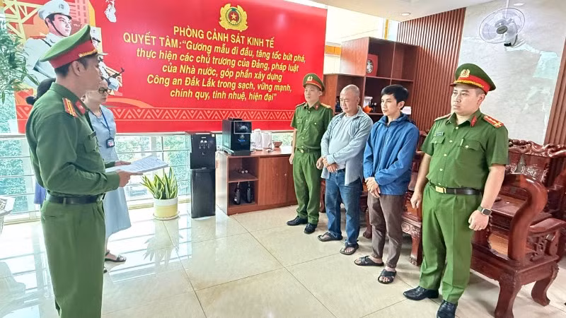 Phòng Cảnh sát kinh tế, Công an tỉnh Đắk Lắk thi hành các quyết định khởi tố.