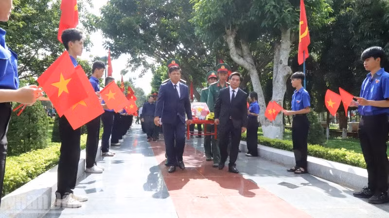Thượng tướng Nguyễn Doãn Anh, Phó Chủ tịch Quốc hội và Bí thư Tỉnh ủy Đắk Lắk Lương Nguyễn Minh Triết tiễn đưa hài cốt các liệt sĩ đến nơi an nghỉ cuối cùng.