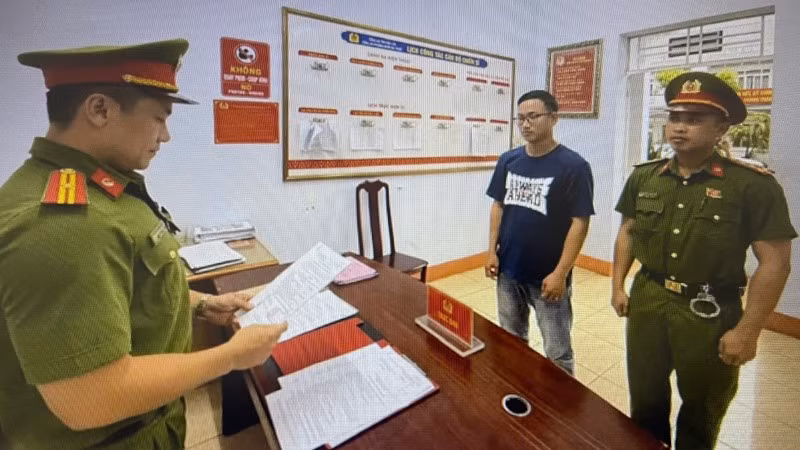 Cơ quan cảnh sát điều tra Công an tỉnh Đắk Lắk tống đạt quyết định khởi tố bị can, bắt tạm giam Tống Minh Hòa. (Ảnh: Sỹ Đức)