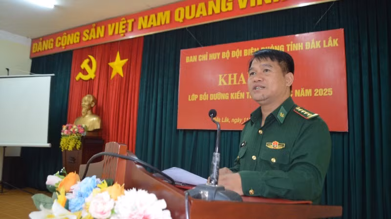 Đại tá Rơ Lan Ngân, Phó Chính ủy Ban Chỉ huy Bộ đội Biên phòng tỉnh Đắk Lắk phát biểu tại buổi khai mạc lớp tập huấn.