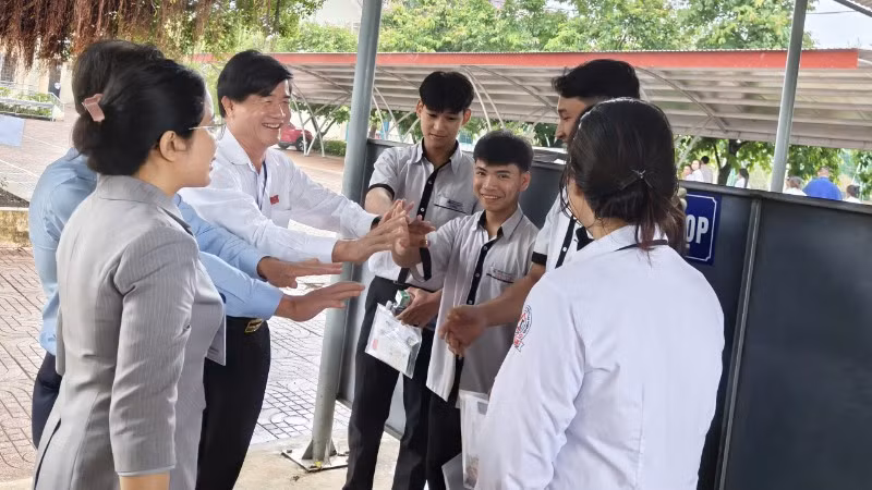 Phó Chủ tịch Ủy ban nhân dân tỉnh Đắk Lắk Nguyễn Thiên Văn và Giám đốc Sở Giáo dục và Đào tạo Lê Thị Thanh Xuân đến động viên cán bộ coi thi, thí sinh dự thi tại điểm thi Trường trung học phổ thông Buôn Đôn trước giờ làm bài thi môn Ngữ văn.
