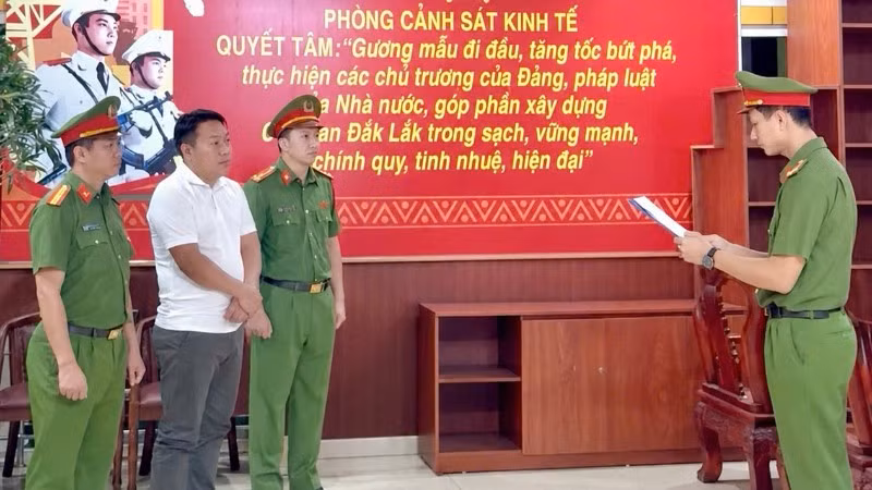 Cơ quan Cảnh sát điều tra Công an tỉnh Đắk Lắk (Phòng Cảnh sát kinh tế) thi hành Quyết định khởi tố vụ án, khởi tố bị can và bắt tạm giam đối với Nguyễn Viết Lãm. (Ảnh: Công an tỉnh Đắk Lắk)