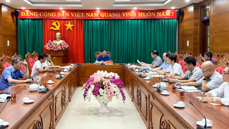 Phó Chủ tịch Ủy ban nhân dân tỉnh Đắk Lắk Nguyễn Thiên Văn chủ trì cuộc họp giải quyết những vấn đề liên quan 2 công ty môi trường đô thị có văn bản tạm dừng tiếp nhận và xử lý rác thải sinh hoạt tại cơ sở xử lý chất thải rắn Hòa Phú.