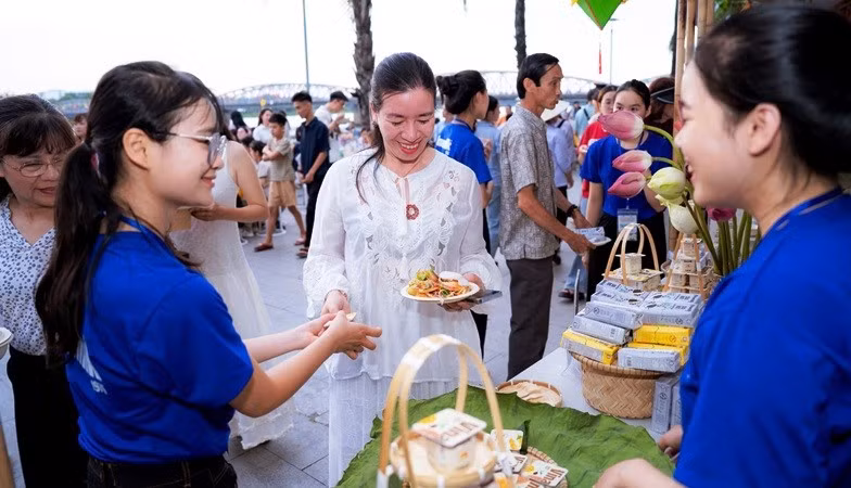 Lễ hội Ẩm thực chay - Festival Huế 2026 thu hút hơn 5.000 lượt khách là đông đảo người dân và du khách đến Huế tham gia.