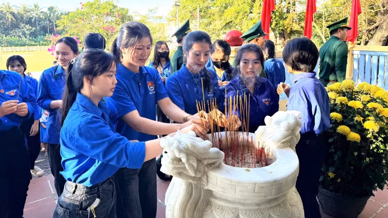 Các đoàn viên, thanh niên dâng hương tại đền thờ Lê Thành Phương.