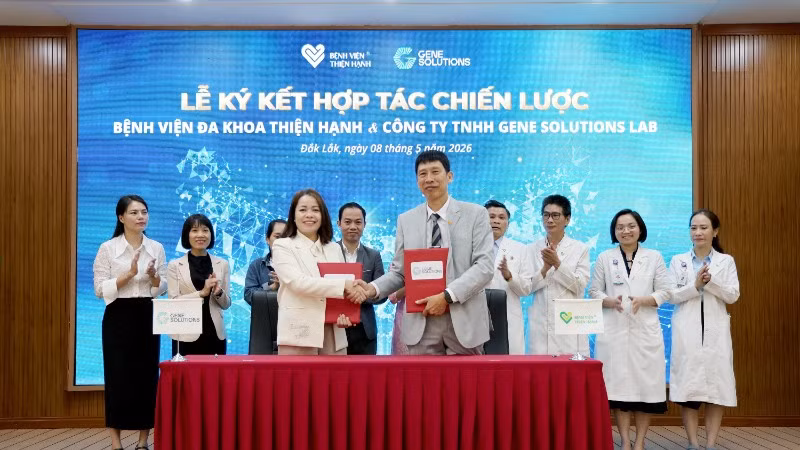 Đại diện lãnh đạo hai đơn vị trao văn bản ký kết.