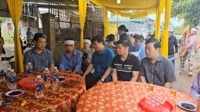 Phó Chủ tịch Ủy ban nhân dân tỉnh Đắk Lắk Nguyễn Thiên Văn (người thứ 3 từ phải sang) thăm hỏi, chia buồn với thân nhân các nạn nhân.